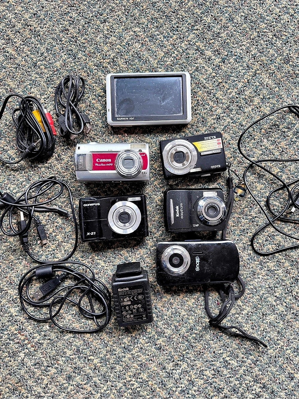 Digital Camera Lot - Picture 2 of 10